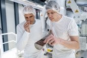 Quality control: CEO David Yersin (left) and Plant Manager Yannick Rihs. (Image: Pronatec)
