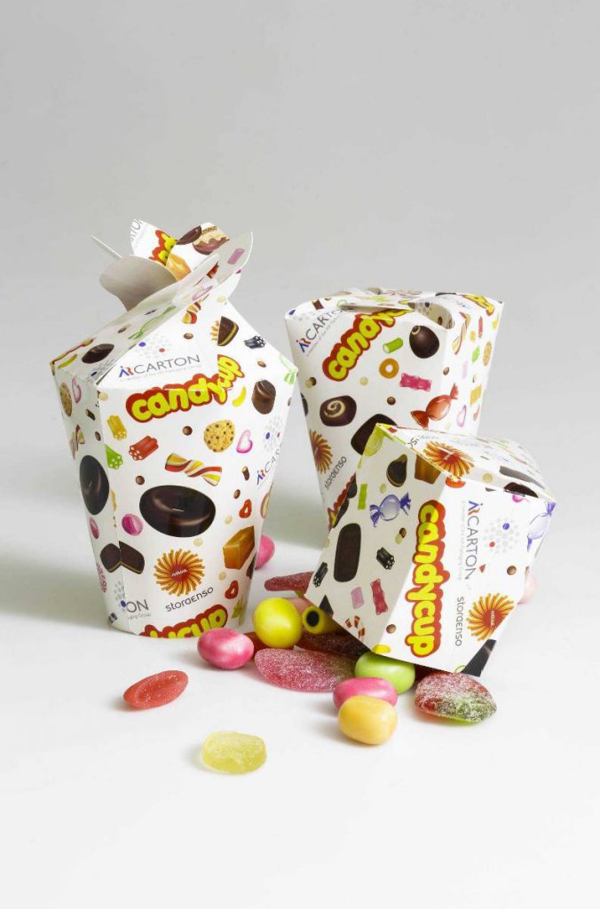 Упаковка подарка в прозрачную пленку. Прозрачная упаковка для подарков. Конфеты в упаковке. Шоколадные конфеты любимые. Конфеты в пакете подарочном.