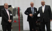 Übergabe einer Kaltstempelmaschine von Aasted an die ZDS: Peter Meyer und Allan Aasted von Aasted sowie Andreas
Bertram von der ZDS (v.l.).
