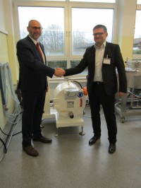 Handing over a machine: HDM’s Managing Director Wolfgang Pförsich (right)
and ZDS Managing Director Andreas Bertram.