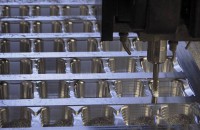 On this CNC mill the shapes arise which then come to the thermoformingmachines for use.