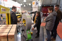 Die Logimat bietet in acht Hallen einen nach
Branchensegmenten strukturierten Überblick über die Lösungsangebote für effiziente Intralogistikprozesse; hier eine Szene von der Messe 2016.
