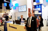 „Ein Bild sagt mehr als 1.000 Worte“ – nach diesem Motto setzen die Designer von Hans Brunner die Wünsche der Kunden direkt vor Ort um. Geschäftsführer Markus Gebhart (r.) informierte über die Technik auf der ProSweets Cologne.
