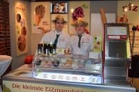 Im Januar 2018 auf der Grünen Woche in Berlin: Wolfgang Brasch (r.) sowie Björn Preuß, bei Eis-Zauberei für den Export zuständig und als Kundenbetreuer unterwegs. (Bild: Häseler) 
