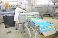 Um zu prüfen, ob durch den Abrieb von 
Schneidemaschinen beim Lieferanten oder 
beim automatischen Öffnen der Dosen eventuell Metallabsplitterungen in die Rohware gelangt sind, durchlaufen die Ananasstückchen vor ihrer Weiterverarbeitung das Profile Advantage Metallsuchsystem.

