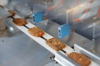 The intelligent Sigpack FIT product infeed with linear motor technology allows for a very fast, non-contact product feeding.