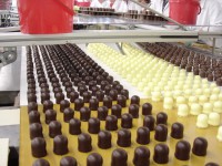Um transparent zu machen, woher Produkte wie etwa Schaumküsse stammen, ist ein Herkunftsnachweis erforderlich. Aber auch bei den Endprodukten wie hier bei der Abfüllung der Bonbon-Dosen von 
Cavendish & Harvey sind digitale Daten wichtig. (Bilder: Grabower Süßwaren, Cavendish & Harvey) 

