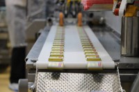 Bis zu 1.050 Napolitains pro Minute werden in beschichtete OPP-Folie verpackt.