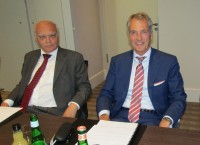 Optimistic about the future of Treofan: Emanuele Bosio (left), Chairman of M&C SpA, 
the majority shareholder of Treofan, and CEO Dr Walter Bickel. 