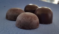 A clear difference: freshly produced pralines with glossy surface (right) and stored pralines with fat bloom. (Images: IVV)
