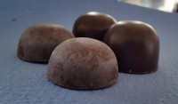 Ein deutlicher Unterschied: Frisch produzierte Pralinen mit glänzender Oberfläche (r.) und gelagerte Pralinen mit Fettreif. (Bilder: IVV)


