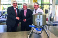 Dankeschön an Olaf J. Schepel (M.) von Caotech: Andreas Bertram (l.)
und Fachlehrer Normann Wagner (r.) mit der neuen Caotech-Kugelmühle.
