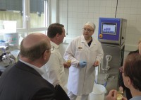 Frank Müller explains the Tetra Pak freezer to the participants of the Inter-Ice congress. (Images: ZDS)