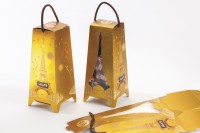 Faltschachtel in Form des ­Pariser Eiffelturms als Geschenkverpackung für feine Pralinen.
(Bild: Lindt)
