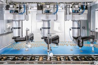 A scanner makes sure that each robot picks up a biscuit in its centre, thus ensuring that the product is placed gently in the tray without any damage.