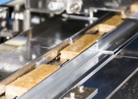 Bei der Produktion der Müsliriegel legt die Otto Beier Waffelfabrik strenge Kriterien an
die eigene Qualität an. (Bilder: Mesutronic/Beier)
