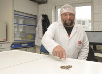 Geschäftsführer Markus Beier zeigt
auf die Fremdkörper (Steine),
die vom Röntgenscanner in sechs
Monaten erkannt wurden.
