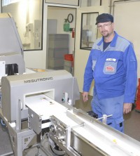 Doppelte Sicherheit in der Linie: Alexander Beier prüft die installierten Anlagen
von Mesutronic.
