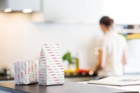 Die aus Monomaterial-Papier hergestellten Verpackungen sind staubdicht, wodurch die Produkte geschützt sind und die Verkaufsregale sauber bleiben. 
