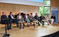 Diskussionsrunde am Ende des zweiten Tages (v.l.): Dr. Stefan Hanstein (TU Berlin), Prof. Nikolai Kuhnert, Dr. Martin Steinhaus,
Prof. Reinhard Matissek, Dr. Daniel Kadow, Dr. Wolfgang Weber (ifp, Berlin), Dr. Silke Elwers (ForestFinest Consulting Bonn/Hamburg), Monika Schneider und Dr. Claudia Keil (TU Berlin).
